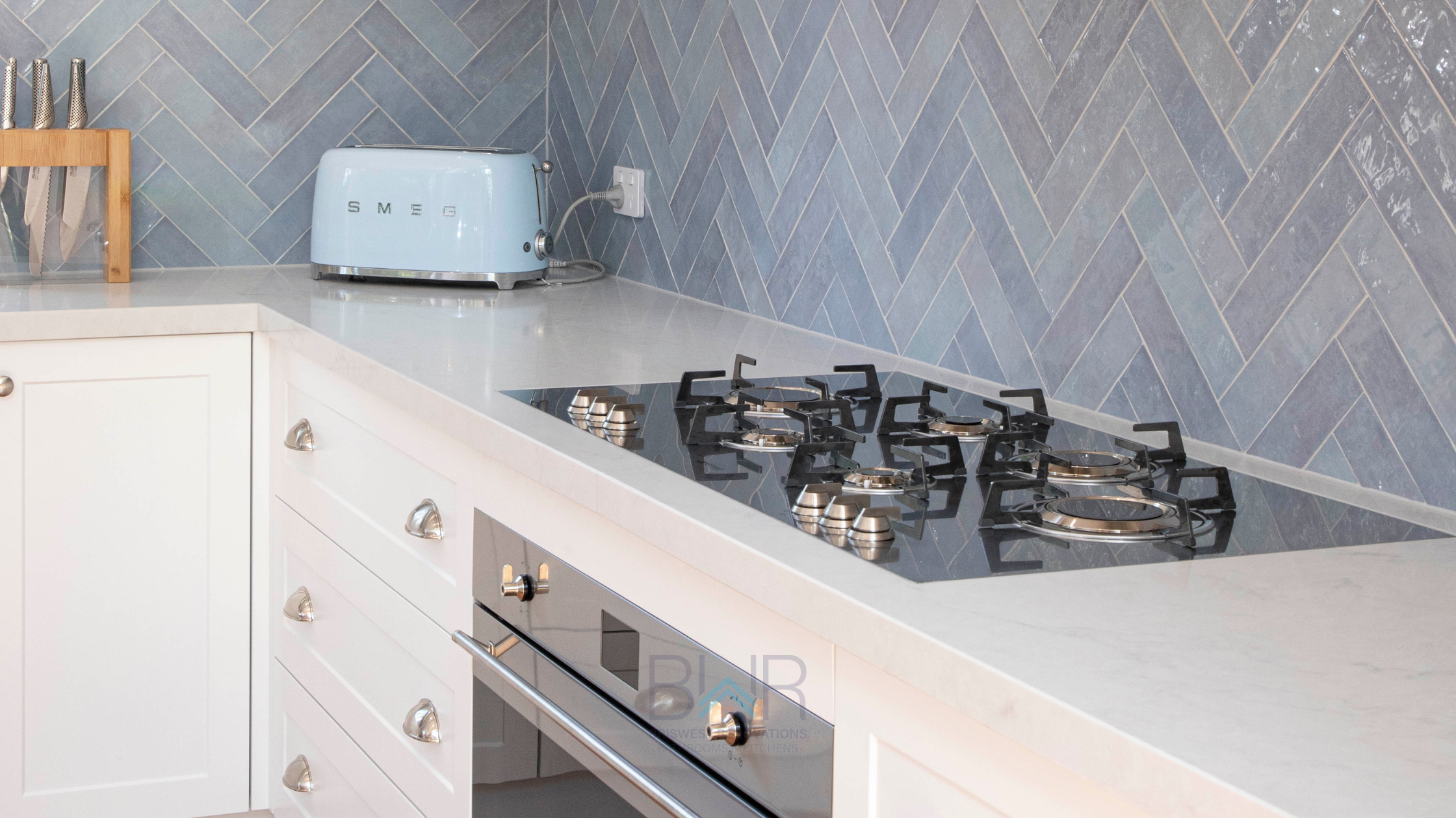 linear-elegance-kitchen